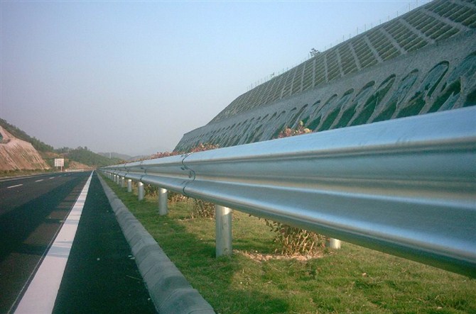 高速公路护栏设计的标准高度是多少？