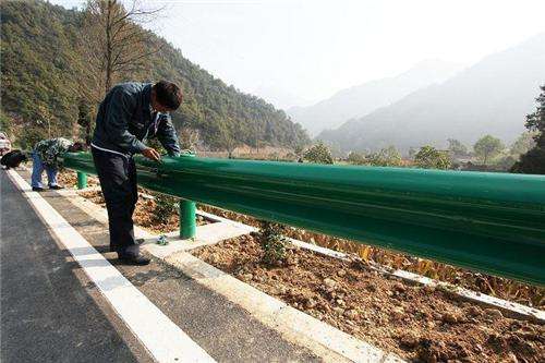 影响公路波形护栏板稳固性的因素有哪些？