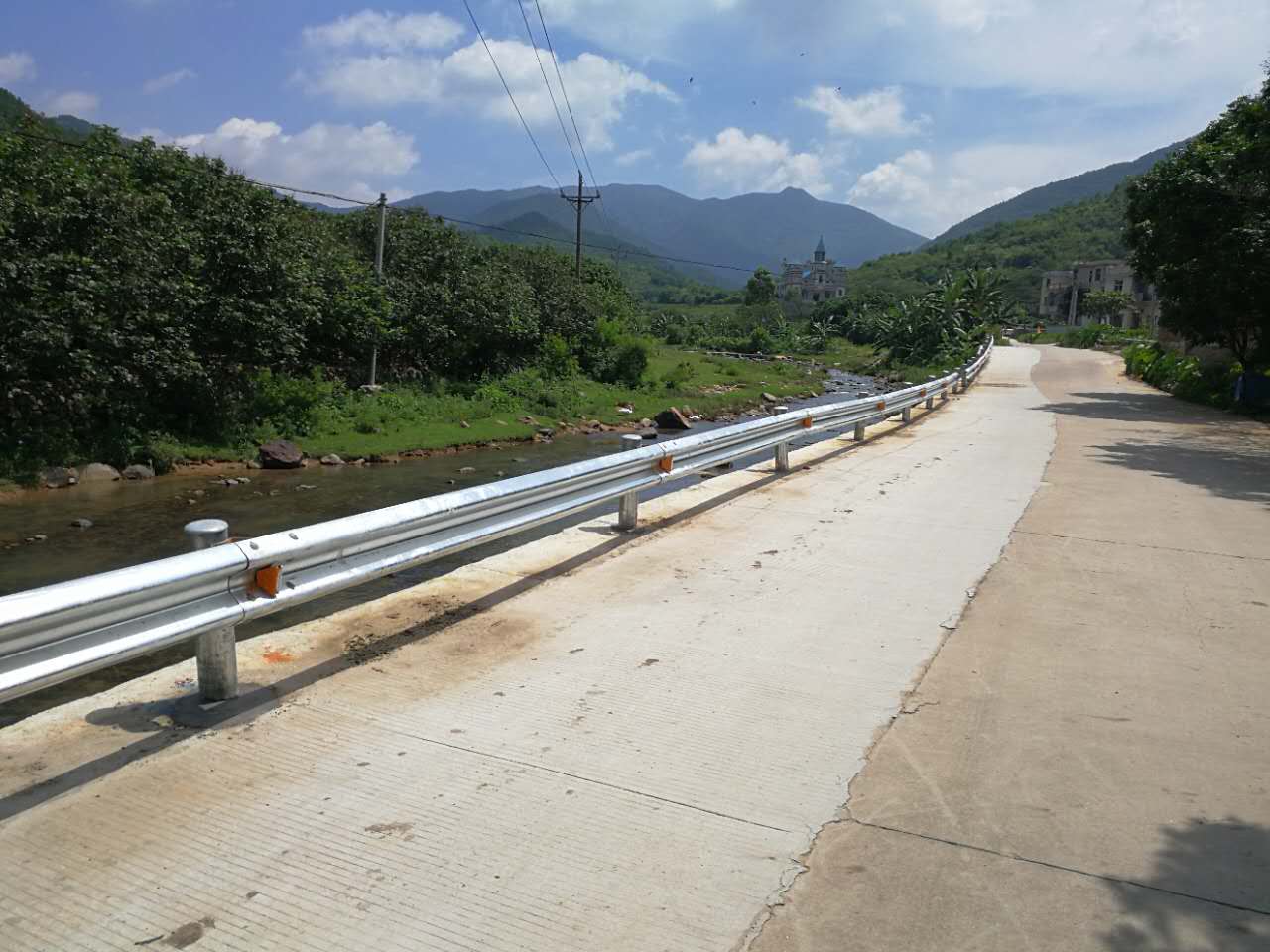 道路波形护栏防撞价格一般多少比较合适？